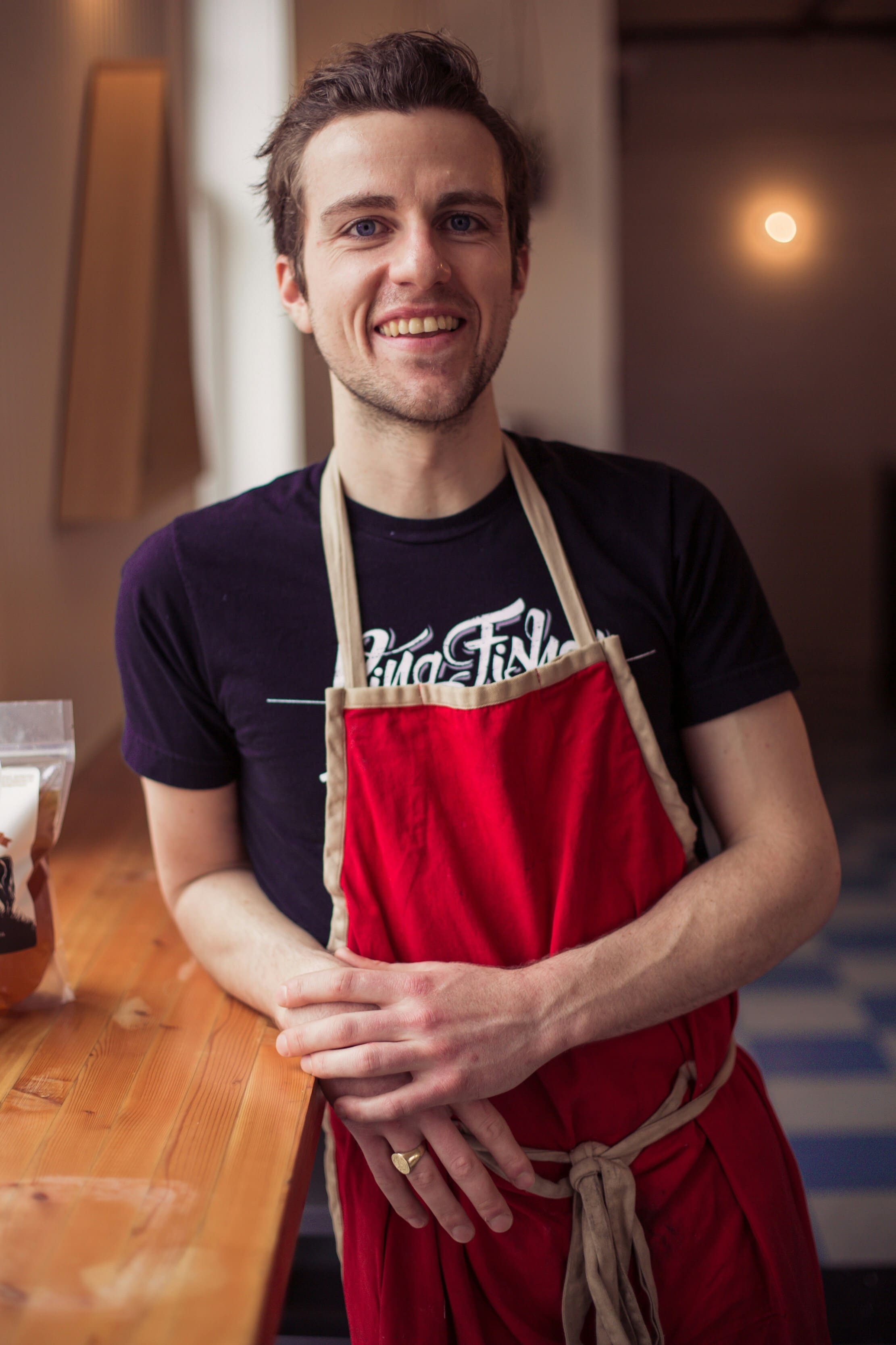 Lucas, hombre de pelo blanco alta en la cocina de Egeo